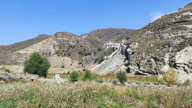 呼和浩特哈拉沁沟，一条小河从两山峡谷流出，步行只能走小路