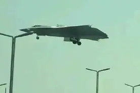 歼-36剃头式降落无比震撼，美媒评述：不是六代机，是轰20接班人图片