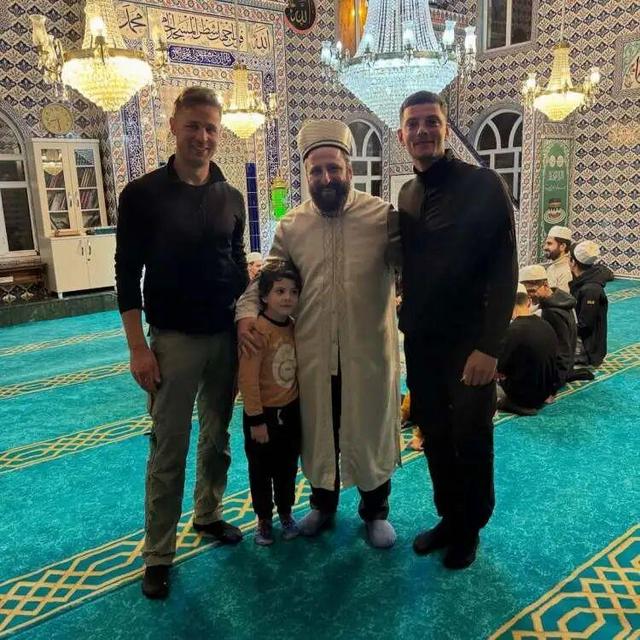 两个年轻人裸辞后徒步一年，只为从法国走到上海！已步行到新疆