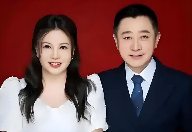 他是央视金牌主持人，57岁才结婚，娶北师大教授，气质高贵还漂亮