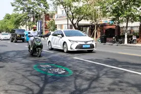 注意！看到这个路面标记，自行车优先→图片