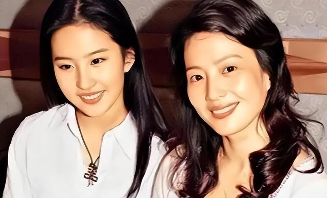 刘亦菲母亲刘晓莉：今66岁仍单身，身材傲人，长得比女儿还漂亮