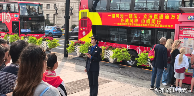 “一路风光一路法”：外滩普法巴士开跑，市民沉浸式学法