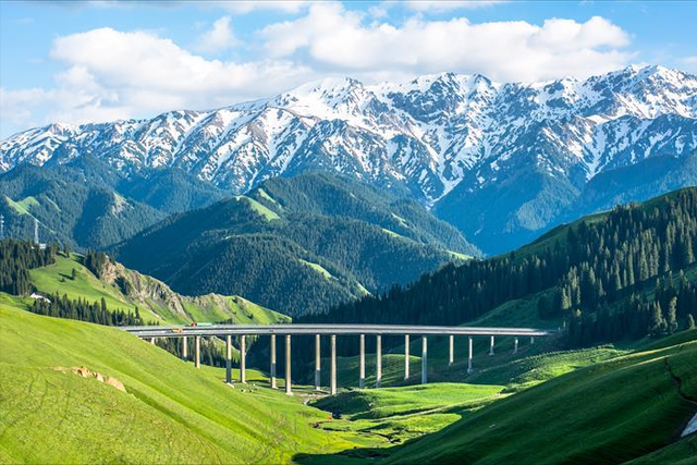 月薪8000留不住人，牧民靠万亩草场维生，新疆的上限下限超乎想象