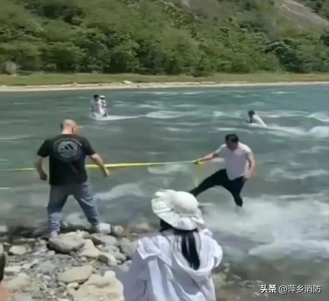 女游客峡谷漂流时落水失联，仍在搜救。汛期出游，安全比风景更重要