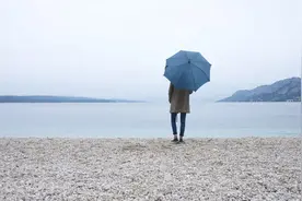 人到中年，活成“疏离型人格”图片