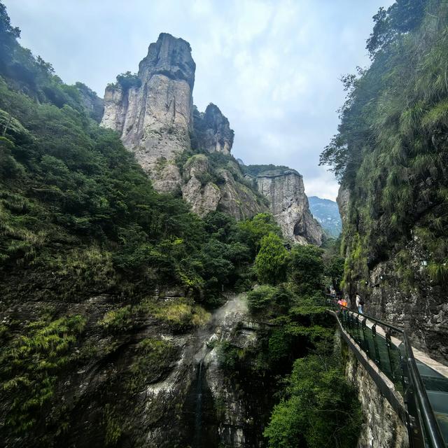 雁荡山太大了，由八个景区组合而成，两山一水为“雁荡三绝”