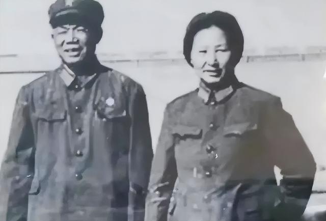 韩先楚夫人有多美？这是1970年留影，她50岁	，皮肤白皙，气质非凡