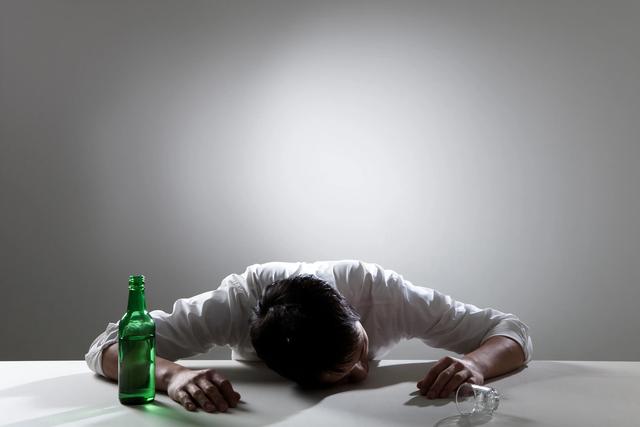 在人体实验中发现:酒喝得越多,脑容量越会变小,人就会越笨?
