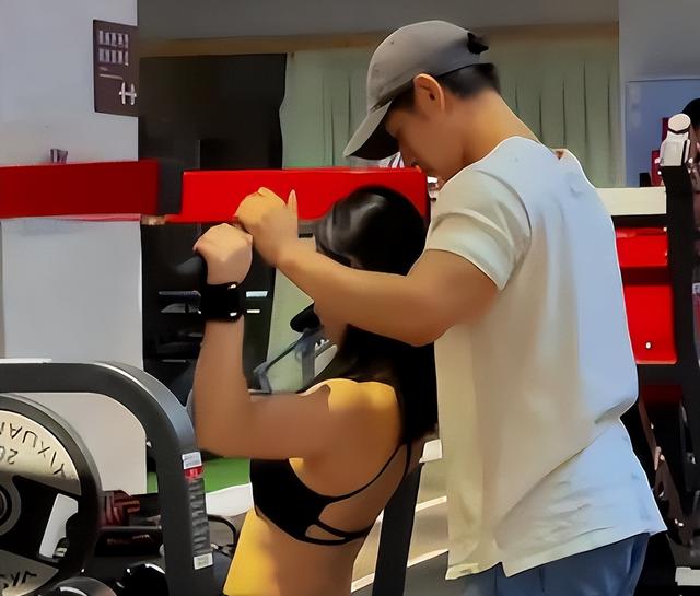 举报妻子出轨教练后续！正脸曝光，抓奸场面炸裂，更多偷情照流出