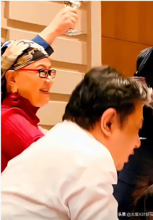刘欢女儿举行婚礼！桌上摆了茅台，刘欢眼眶红了，新娘打扮掉价