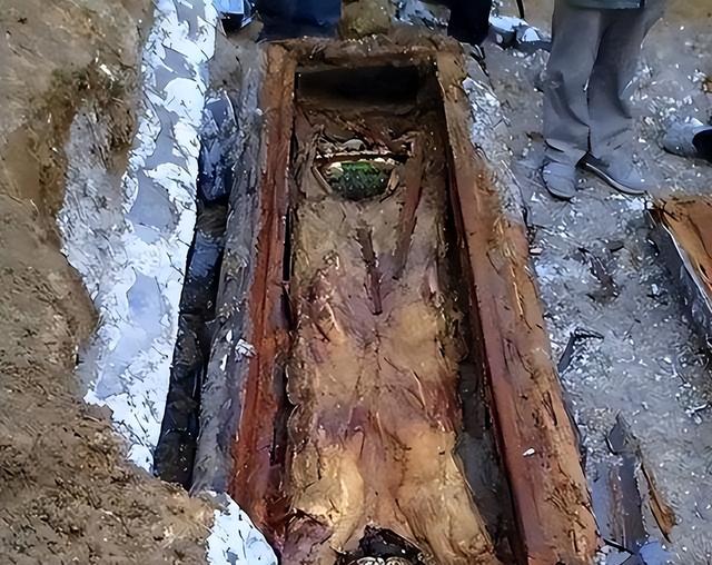 北京挖出大太监李莲英之墓	，开棺后，考古人员被吓得浑身发抖