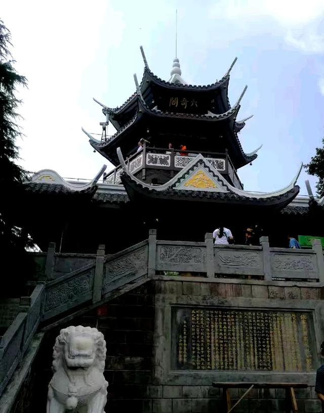 张家界峰林藏古韵 秘境有惊魂