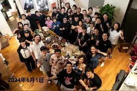 刘欢与妻子举办聚会，吉克隽逸打扮火辣，被抨击“穿着不分场合”图片