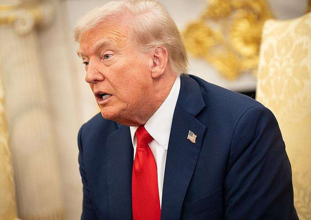 僵持数周两艘中国油轮返航	，特朗普楞在原地，5000万桶油卖不出去