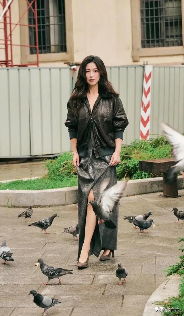 朱珠穿衣太“放纵” 真空穿夹克 拉链在中间露肤 一般人真不敢