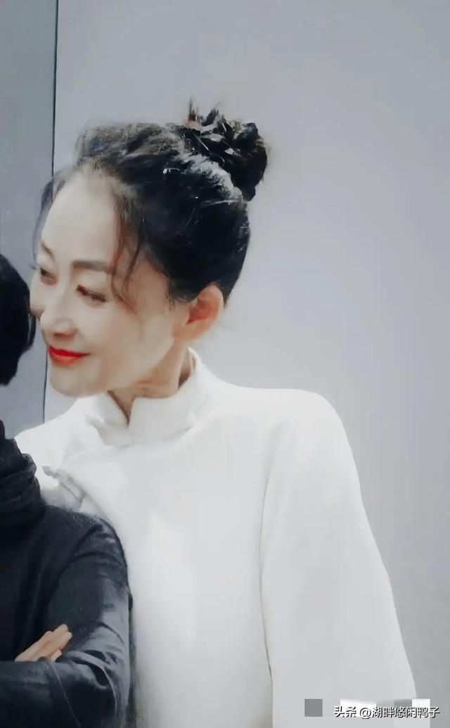 61岁的她真的太瘦了，几十年不吃白米饭保持身材，对自己也太狠了