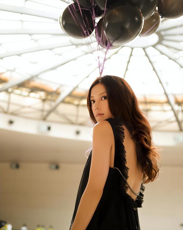 黄晓明公开点名才几天，赵薇近况接连曝光，有一点4年前就注定