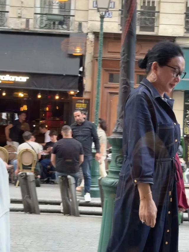 58岁金星在法国巴黎吃辣火锅，穿衣风格变化很大，身上有了油腻感