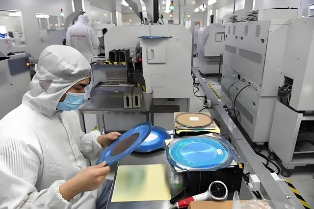 中国能造出光刻机吗？日媒：正努力开发，囤积设备为突破争取时间