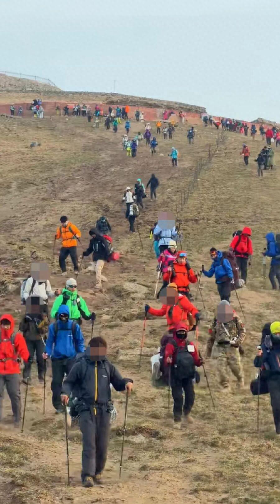 知名景区5月突然降雪,狂风裹着雪粒,驴友抱团搀扶行走,亲历者称“差点失温”;当地:仍有人想上山,已设6个卡口劝返-图1