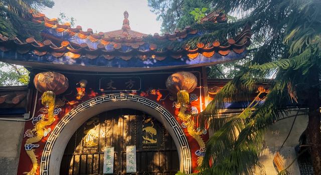 云南800年黄龙寺，方丈卖佛珠1.8亿修缮佛寺，20度的避暑胜地