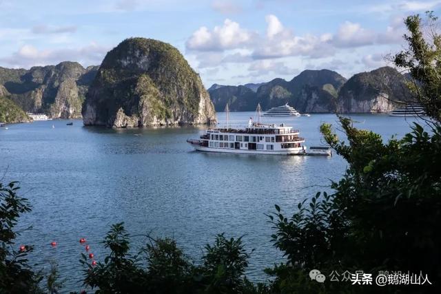 海上奇观的震撼和生命悲剧的沉思