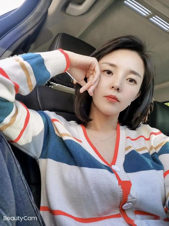 九三阅兵后，女兵领队王媛火了，私下美照曝光，已育三娃仍像少女