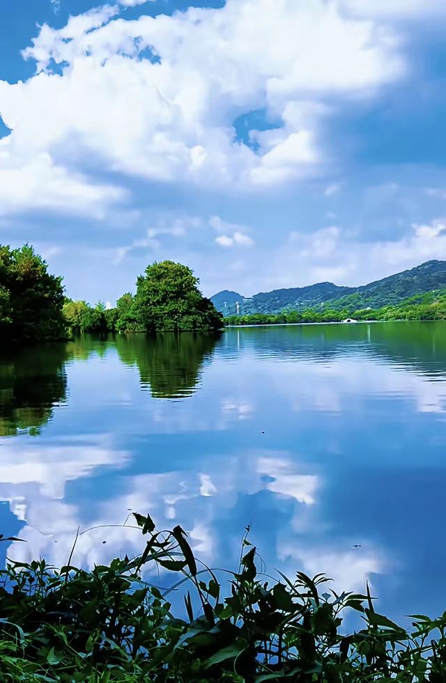 波光粼粼，像似无数颗细鉆在闪耀