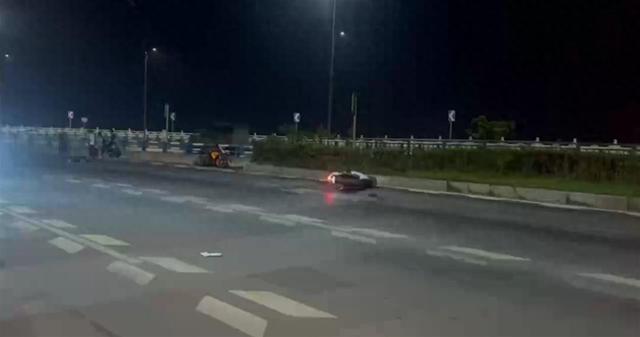 重庆摩托飙车2人死亡，现场惨烈，女子挂护栏上，目击者曝全过程