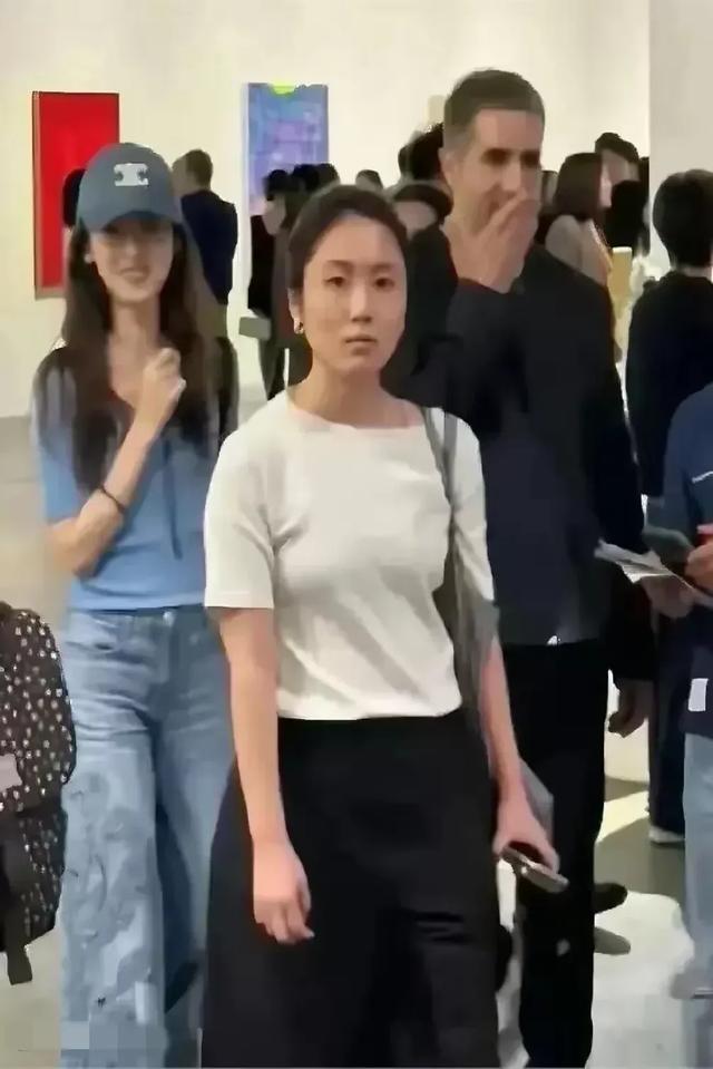 天呐！刘强东老婆现实中是长这般模样 网友炸锅 这简直太瘦没啥看了