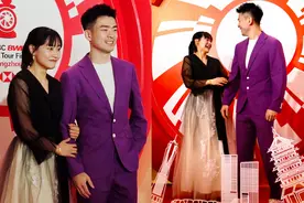 郑思维蔡侑玎亲密合影！肉丁主动挽手臂，网友担心：老婆吃醋吗图片