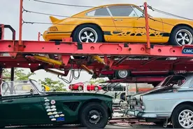 60余辆“老爷车”运抵三亚图片