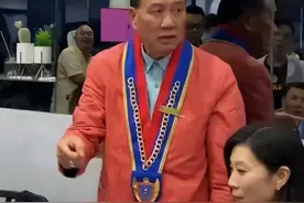 万梓良定居湖南小县城，与小15岁空姐娇妻下馆子，夫妻低调秀恩爱图片