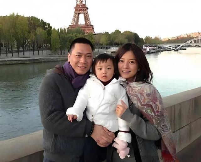 拔出萝卜带出泥！49岁赵薇近况被曝，原来“封杀”只是冰山一角