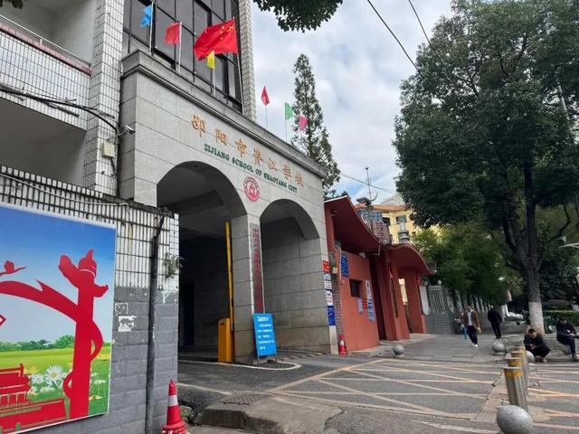 实探小学操场坍塌现场：多台挖机同时作业，部分学生正常上课；毗邻小区地下车库施工相关人员均被拘