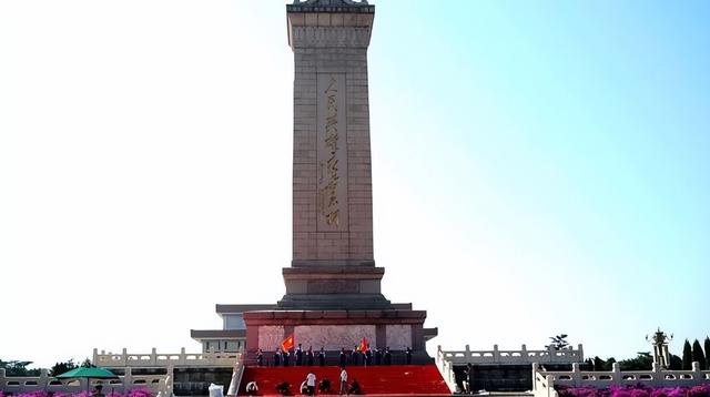 天安门广场70年未解谜：纪念碑上155字竟藏毛主席的深谋远虑