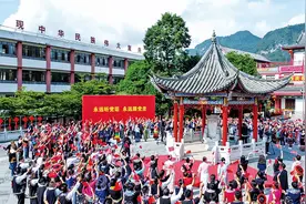 “石榴籽”课堂（53）| 坚定不移走中国特色解决民族问题的正确道路 不断推进中华民族共同体建设图片