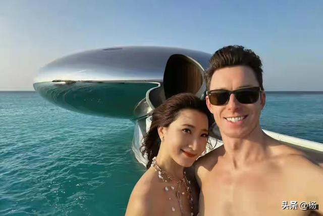 39岁许婧与外籍男友在沙特庆生，两人大秀恩爱照和健美身材！