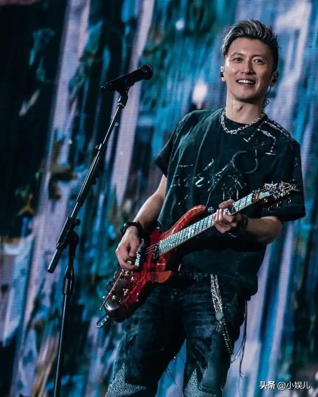 王菲也没想到，自己宝贝11年的男友谢霆锋，居然是个“扶妹魔”