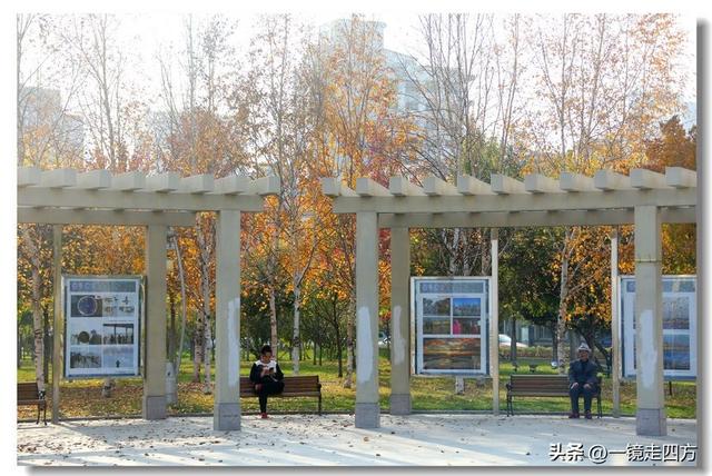 漫步丹东鸭绿江畔，可以隔江望见对岸的朝鲜