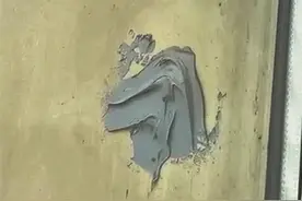 哈尔滨市王女士反映： 找58同城商家给墙体补漏，注胶花7500元还是漏雨图片