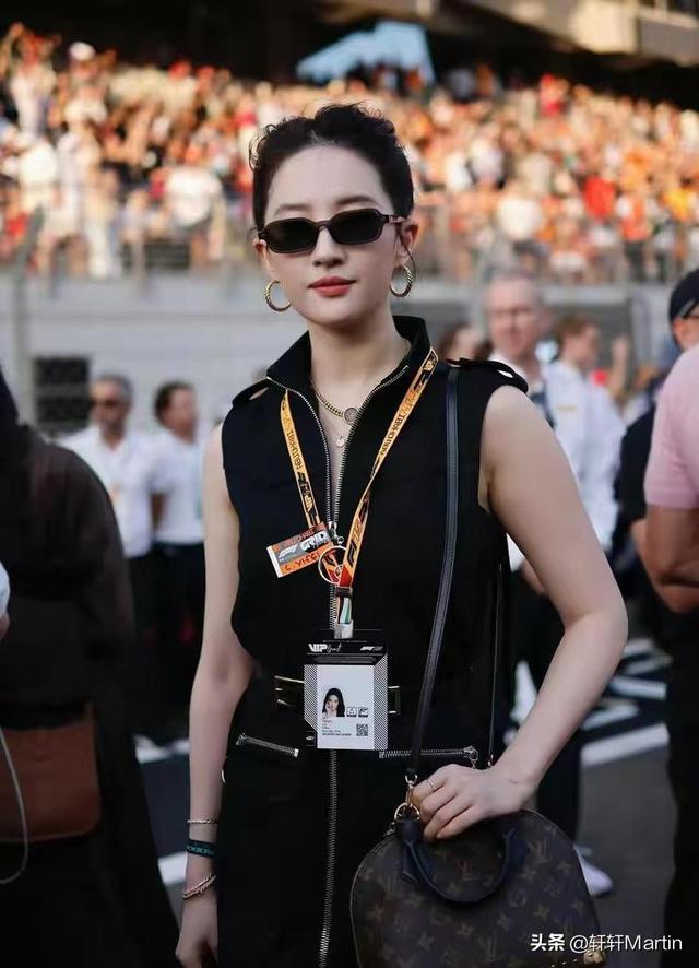 刘亦菲逛LV店被偶遇，试衣专注忘镜头，网友：这“骨相”太能打了