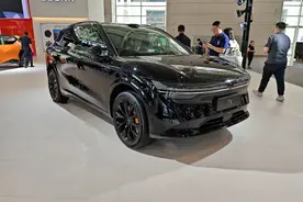 极氪7X：车长超4米8，贯穿式熏黑组合大灯，这车有点帅！图片