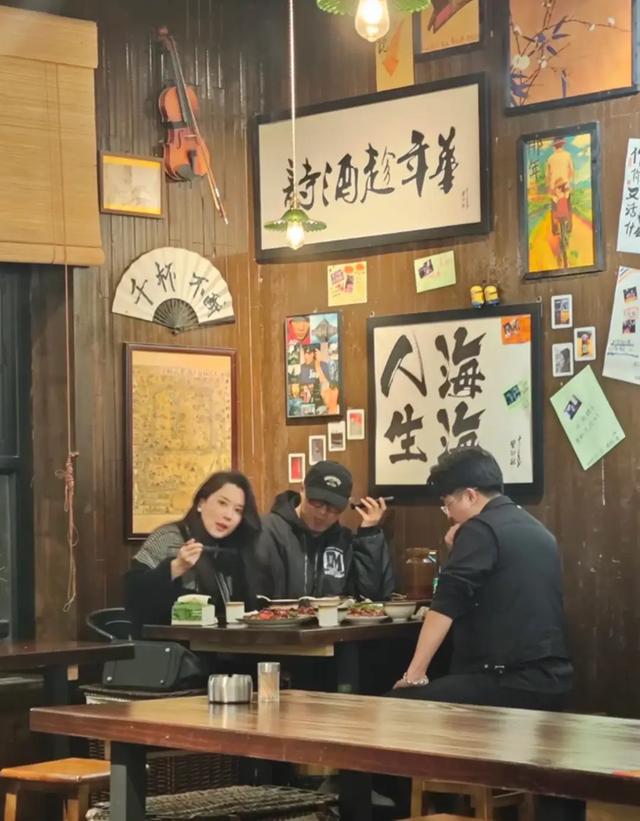 汪峰恋爱脑上头，飞新疆陪森林北吸烟都不下饭桌，女方翻手机查岗