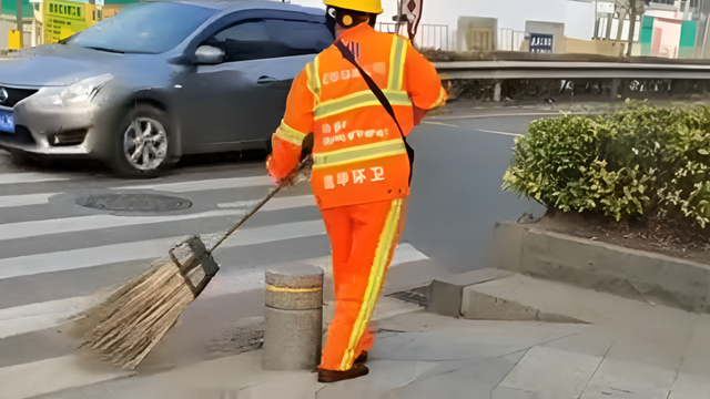 青岛一环卫工，将垃圾扫进大海被开除，冤不冤？