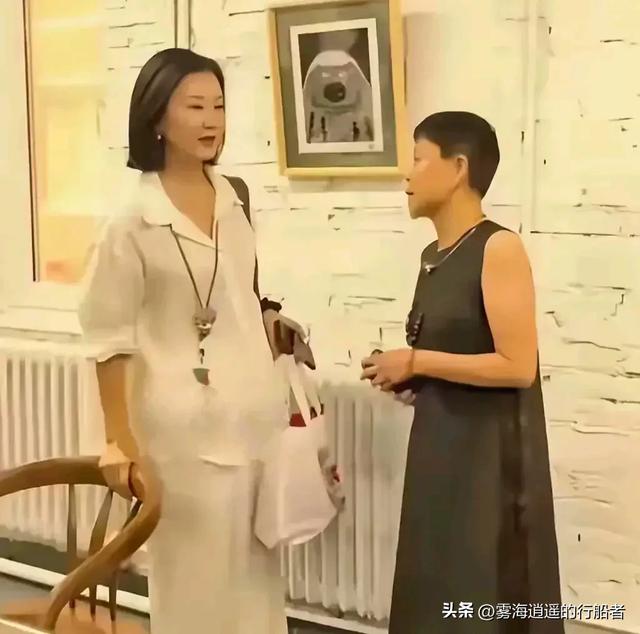 宋祖英私下聚会照流出，穿棉麻衣留短发，印象被完全颠覆了！