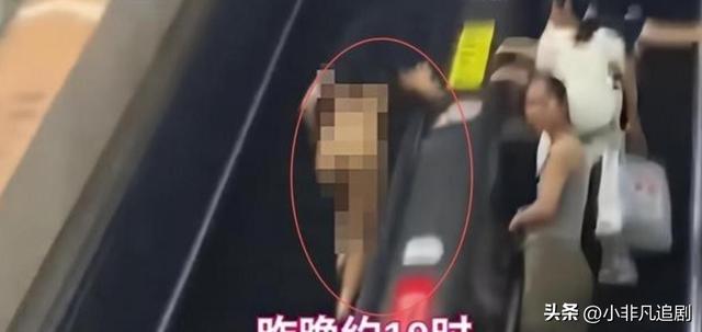 赤裸女子奔逃中受伤	，女子边跑边脱衣，现场市民惊愕，驻足观看！