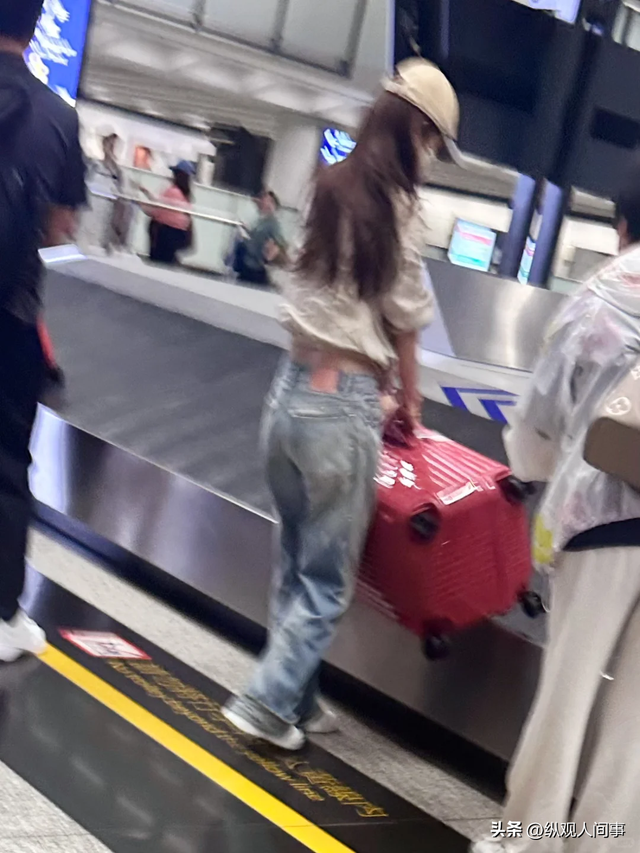 杨颖机场被偶遇，衣服皱巴裤子掉档，双手搬行李还得抱娃，好心酸