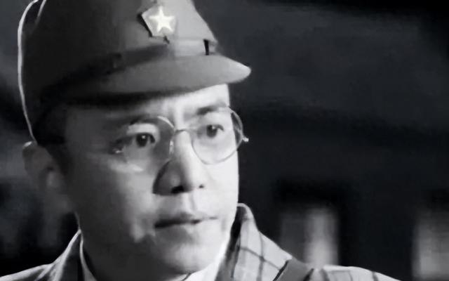 一女八路不幸被俘，审讯时日军翻译悄声说道：同志别害怕，自己人